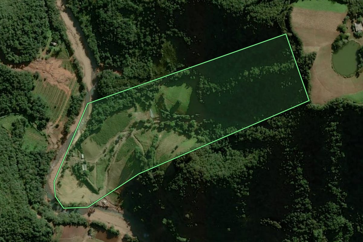 Imagem de satélite do imóvel rural em Sinimbu (RS), com o contorno declarado no CAR desenhado por cima.