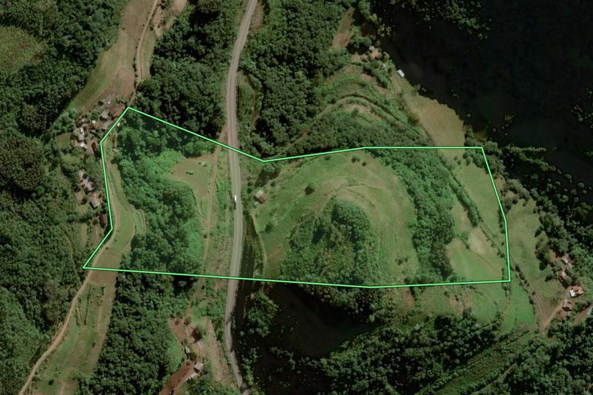 Imagem de satélite do imóvel rural em Sinimbu (RS), com o contorno declarado no CAR desenhado por cima.