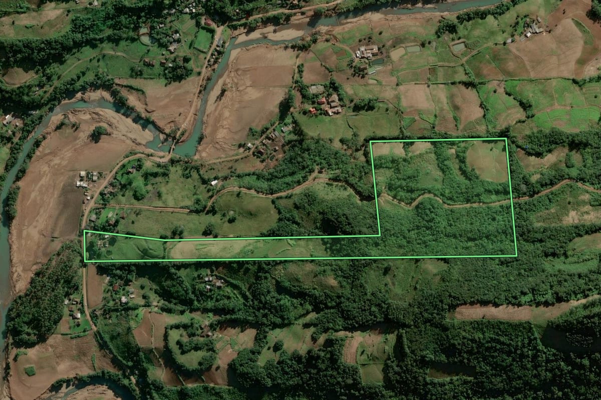 Imagem de satélite do imóvel rural em Sinimbu (RS), com o contorno declarado no CAR desenhado por cima.