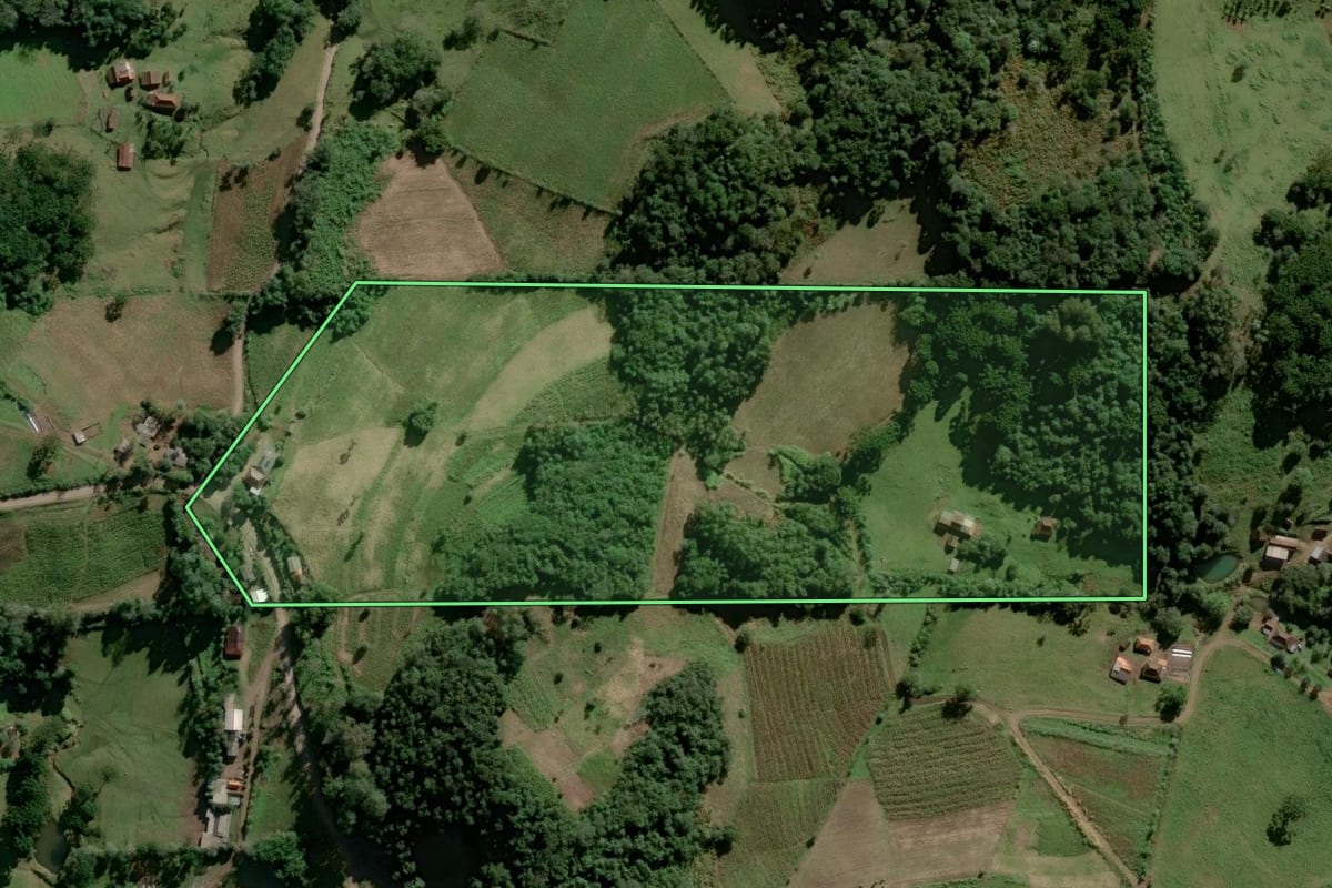 Imagem de satélite do imóvel rural em Sinimbu (RS), com o contorno declarado no CAR desenhado por cima.