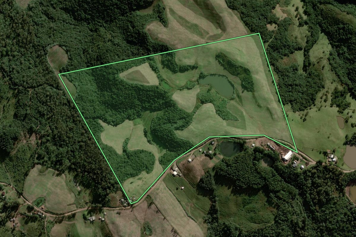 Imagem de satélite do imóvel rural em Sinimbu (RS), com o contorno declarado no CAR desenhado por cima.