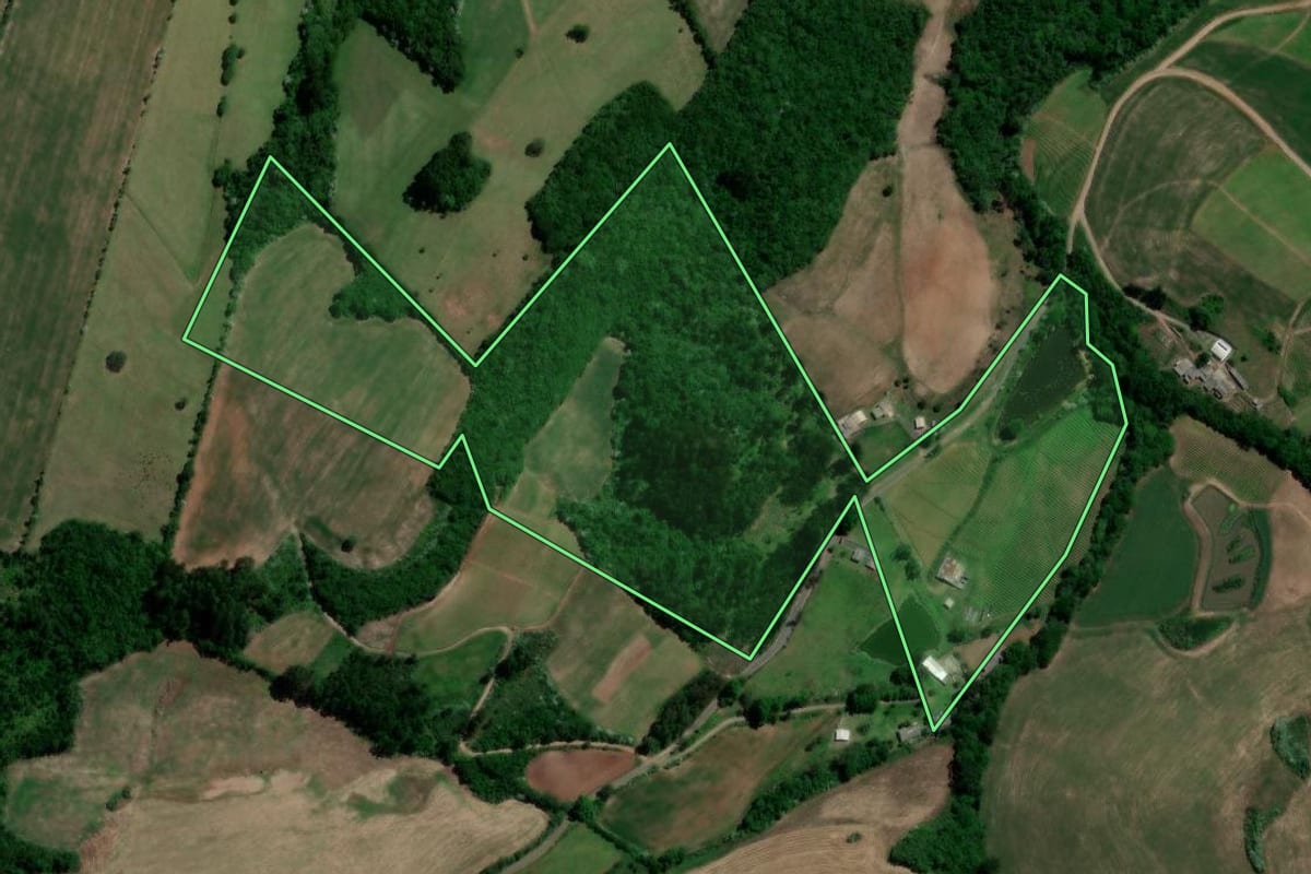 Imagem de satélite do imóvel rural em Sobradinho (RS), com o contorno declarado no CAR desenhado por cima.