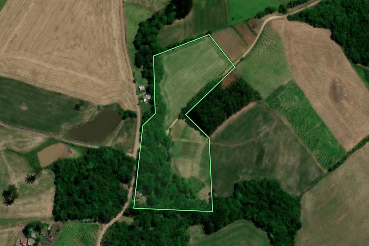 Imagem de satélite do imóvel rural em Sobradinho (RS), com o contorno declarado no CAR desenhado por cima.