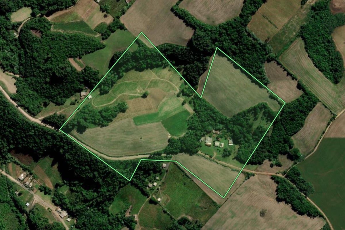 Imagem de satélite do imóvel rural em Sobradinho (RS), com o contorno declarado no CAR desenhado por cima.