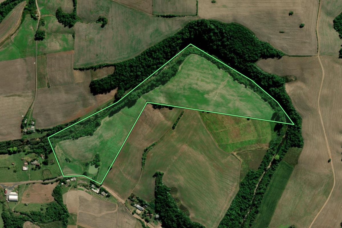 Imagem de satélite do imóvel rural em Sobradinho (RS), com o contorno declarado no CAR desenhado por cima.