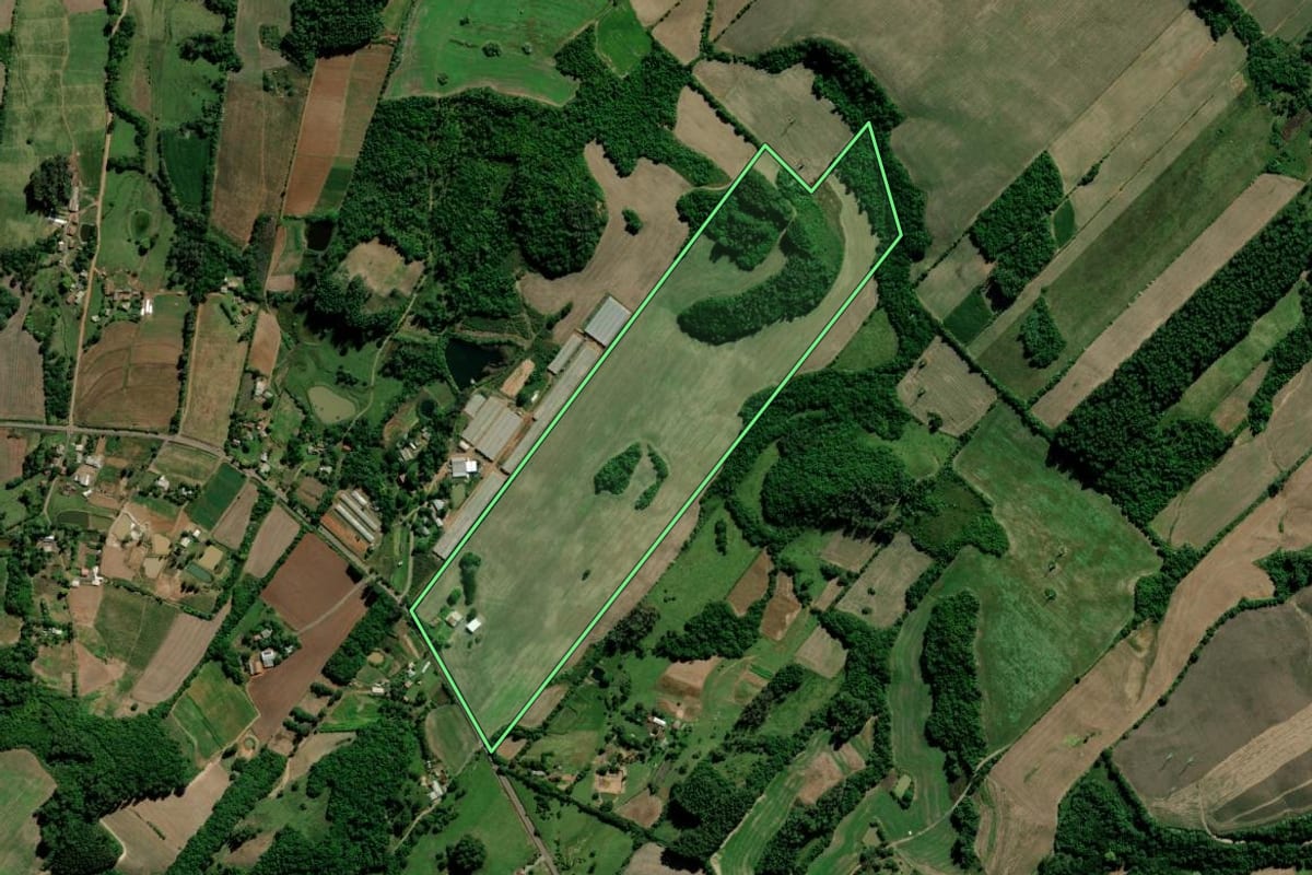 Imagem de satélite do imóvel rural em Sobradinho (RS), com o contorno declarado no CAR desenhado por cima.