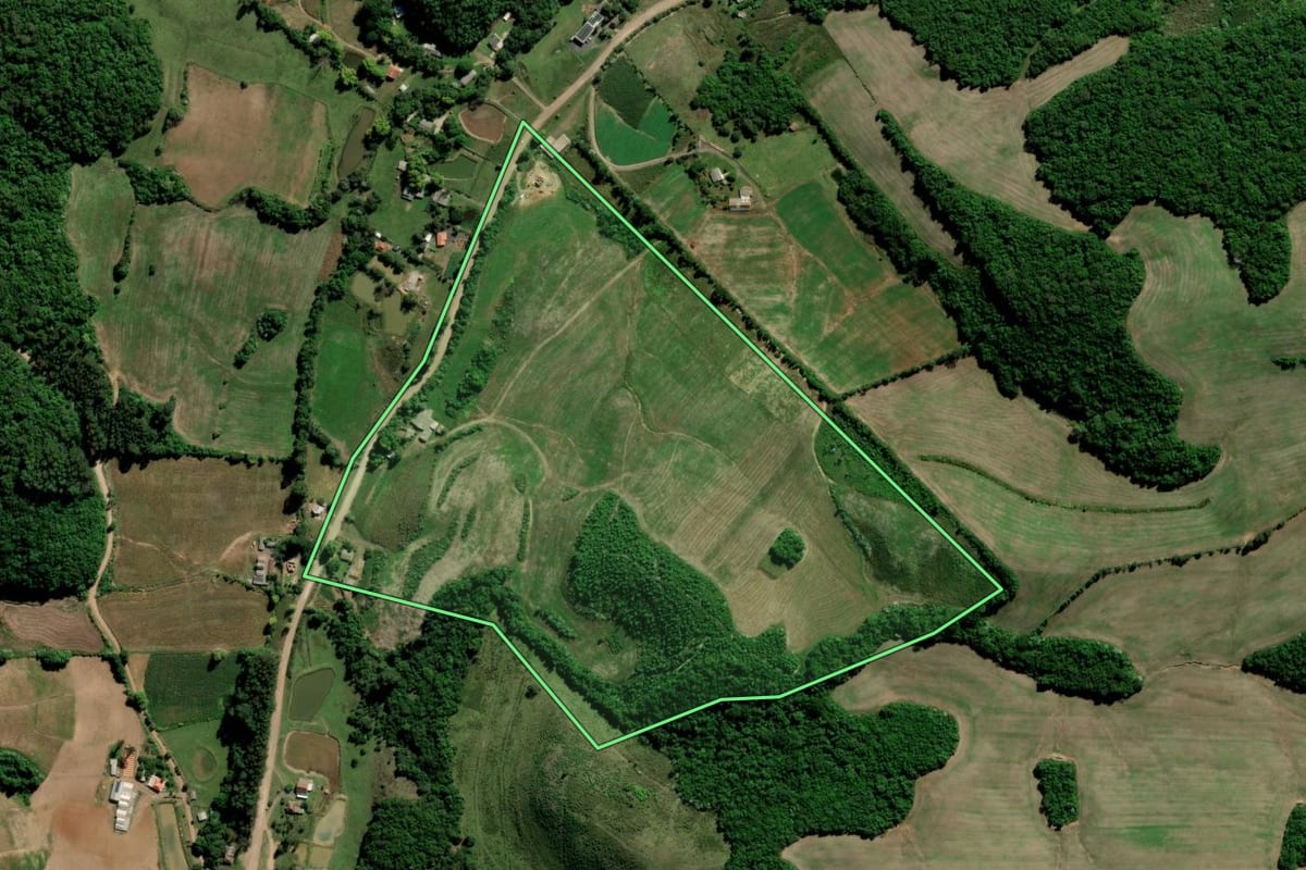 Imagem de satélite do imóvel rural em Sobradinho (RS), com o contorno declarado no CAR desenhado por cima.
