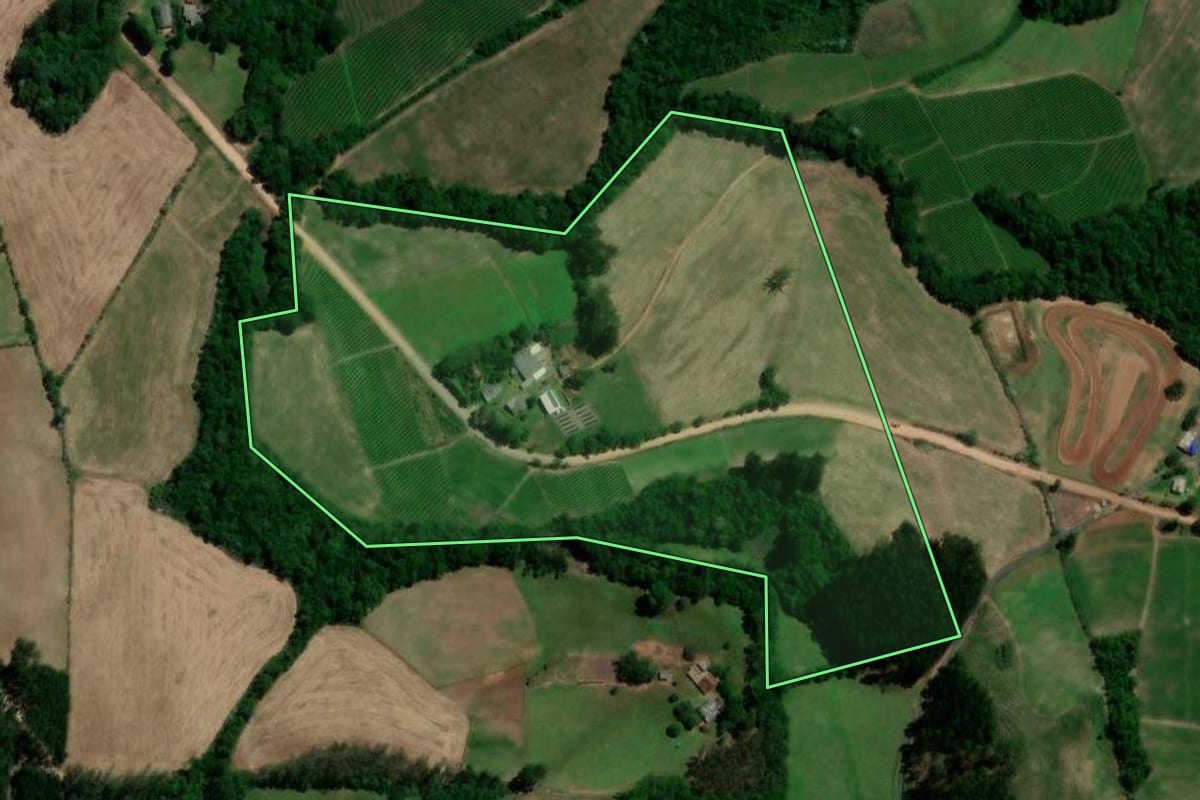 Imagem de satélite do imóvel rural em Sobradinho (RS), com o contorno declarado no CAR desenhado por cima.
