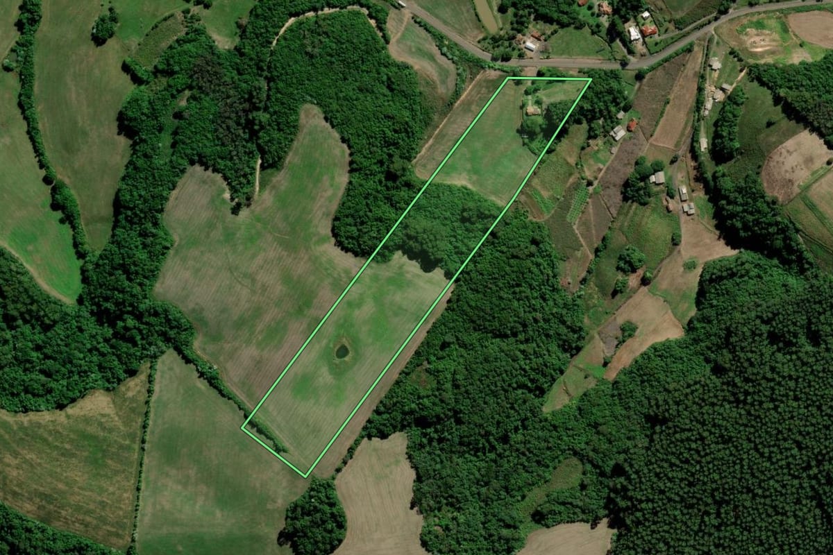 Imagem de satélite do imóvel rural em Sobradinho (RS), com o contorno declarado no CAR desenhado por cima.