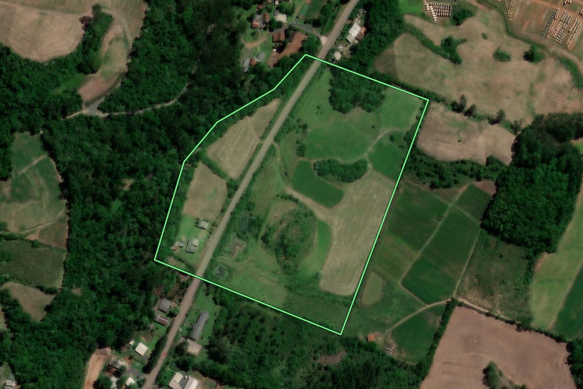 Imagem de satélite do imóvel rural em Sobradinho (RS), com o contorno declarado no CAR desenhado por cima.