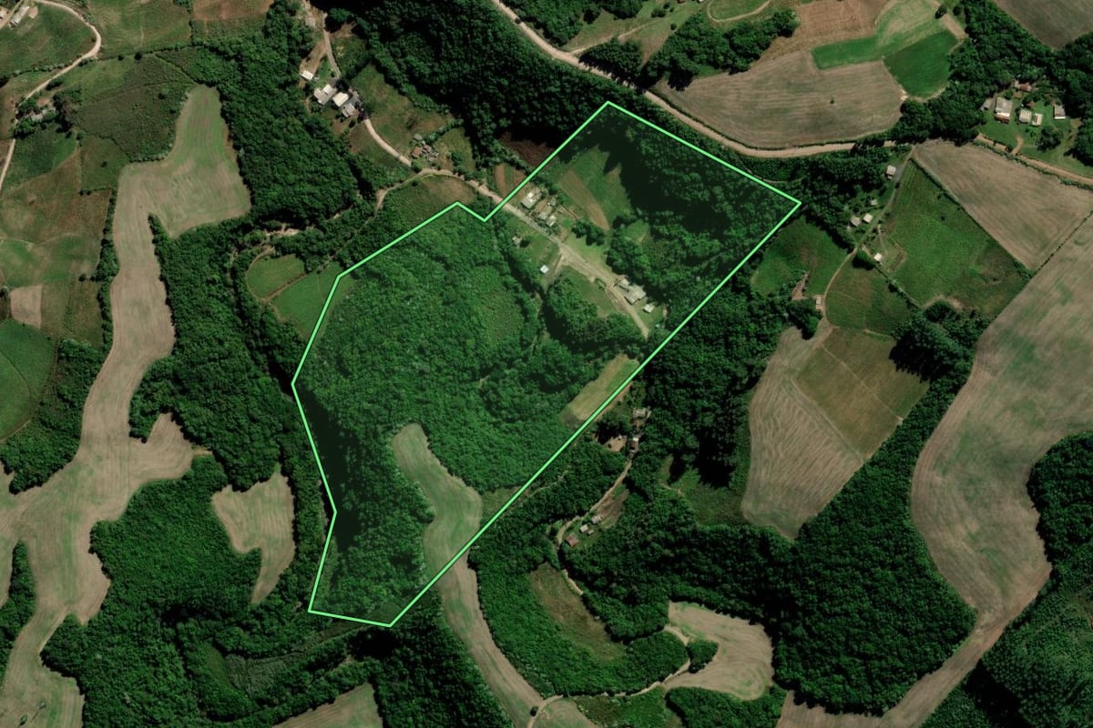 Imagem de satélite do imóvel rural em Sobradinho (RS), com o contorno declarado no CAR desenhado por cima.