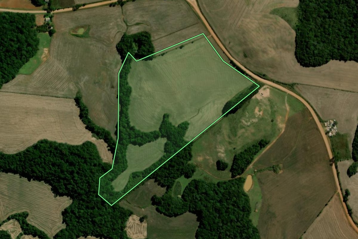 Imagem de satélite do imóvel rural em Soledade (RS), com o contorno declarado no CAR desenhado por cima.