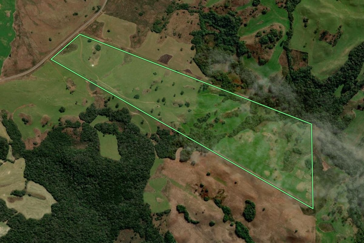 Imagem de satélite do imóvel rural em Soledade (RS), com o contorno declarado no CAR desenhado por cima.