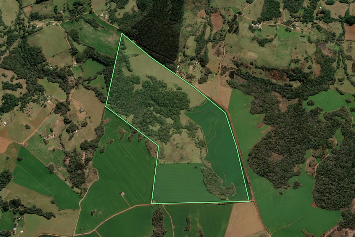 Imagem de satélite do imóvel rural em Soledade (RS), com o contorno declarado no CAR desenhado por cima.