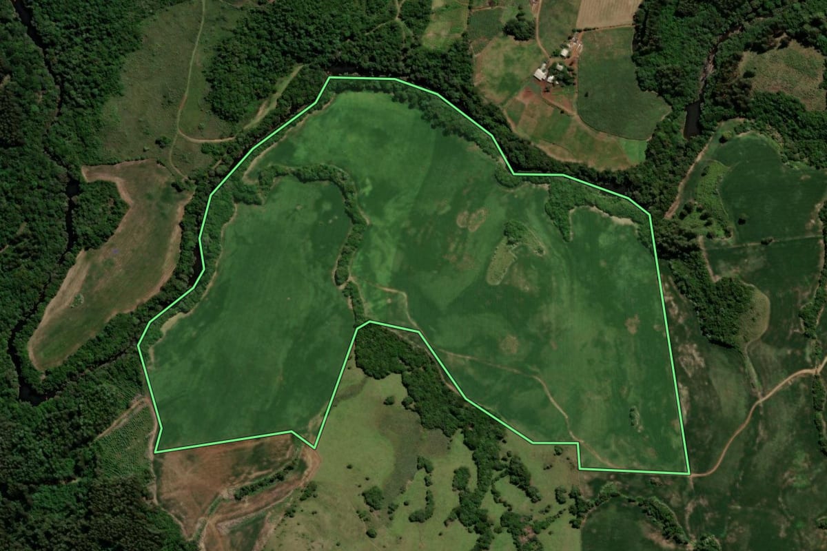 Imagem de satélite do imóvel rural em Soledade (RS), com o contorno declarado no CAR desenhado por cima.
