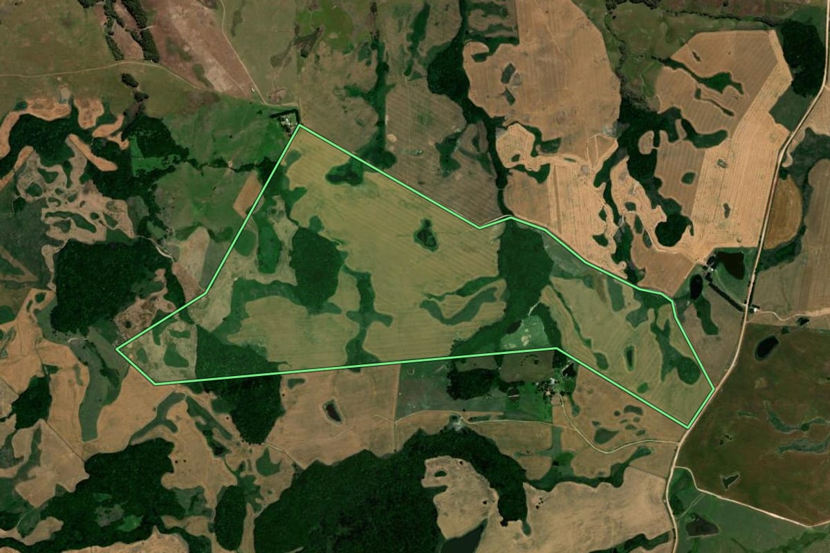 Imagem de satélite do imóvel rural em Soledade (RS), com o contorno declarado no CAR desenhado por cima.