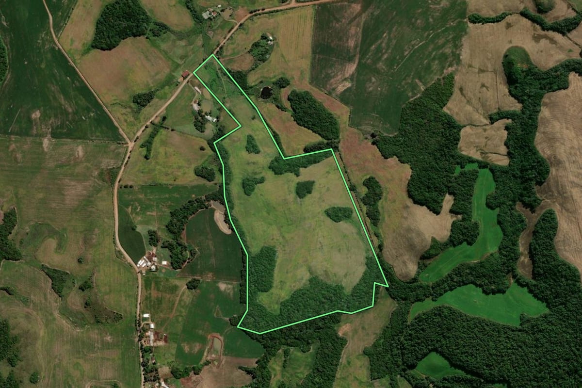 Imagem de satélite do imóvel rural em Soledade (RS), com o contorno declarado no CAR desenhado por cima.