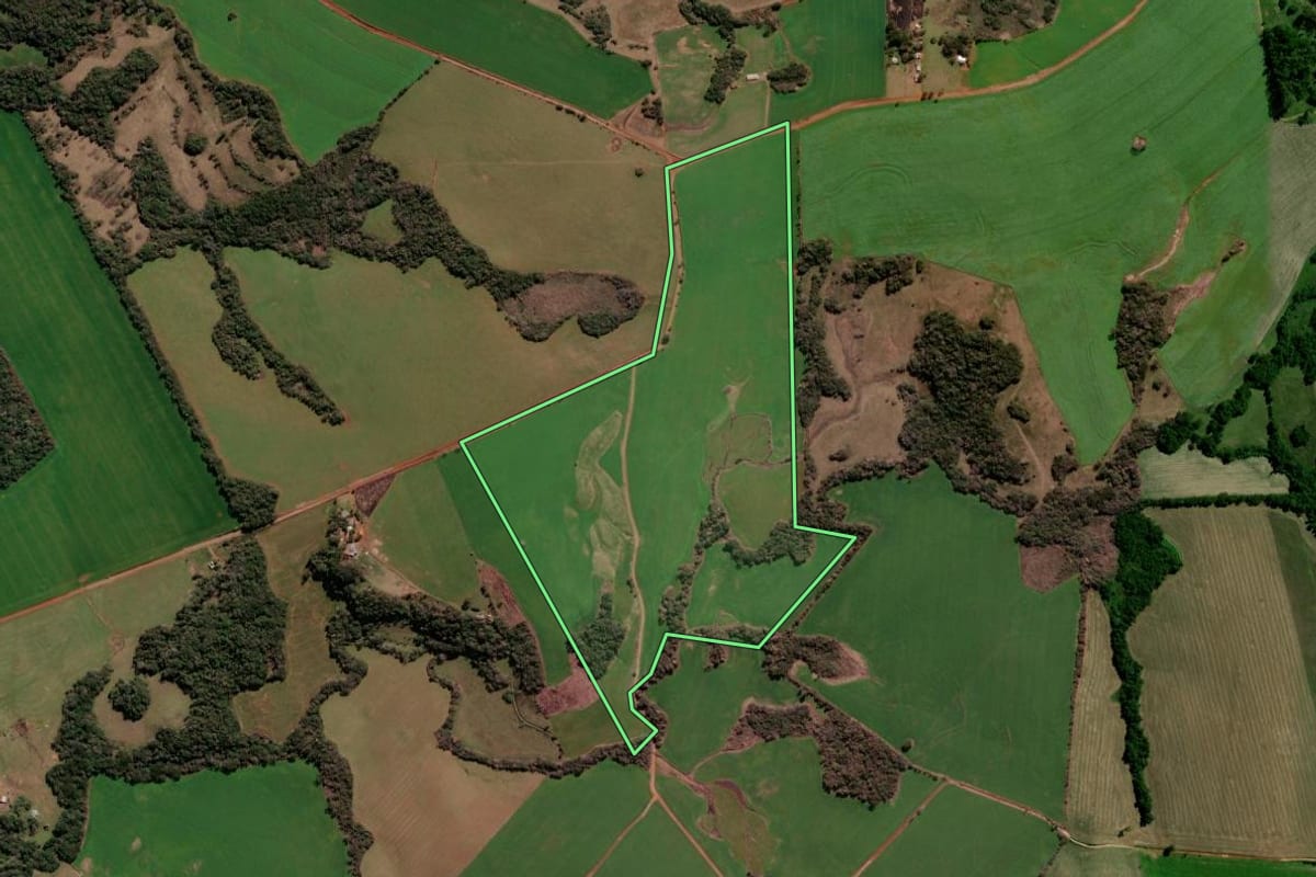 Imagem de satélite do imóvel rural em Soledade (RS), com o contorno declarado no CAR desenhado por cima.