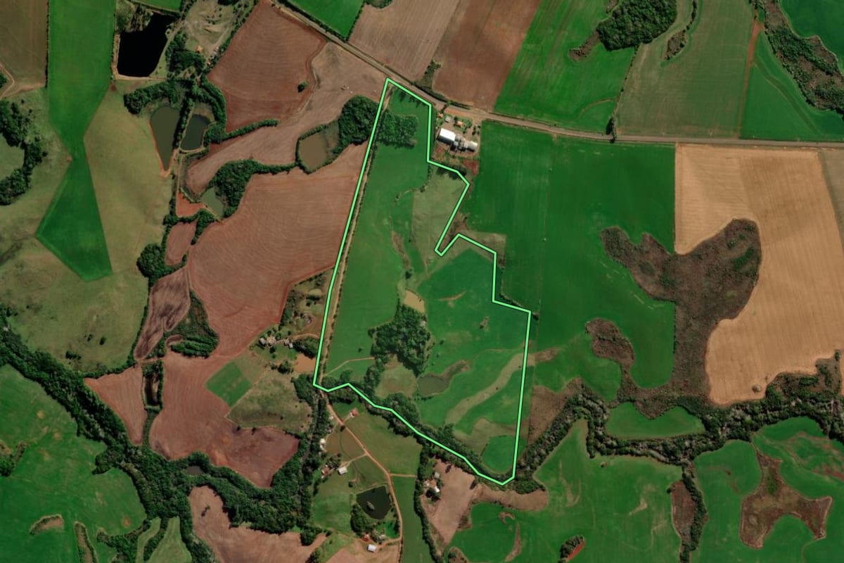 Imagem de satélite do imóvel rural em Soledade (RS), com o contorno declarado no CAR desenhado por cima.
