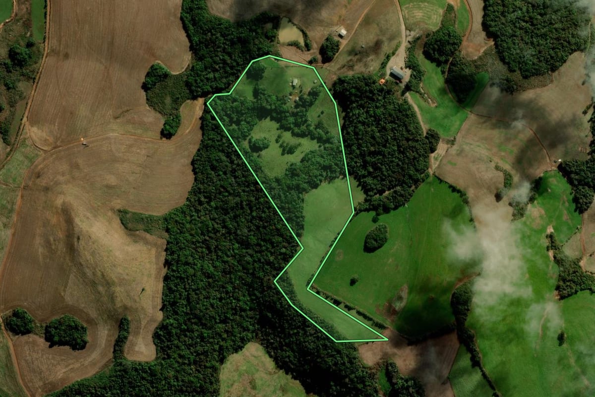 Imagem de satélite do imóvel rural em Soledade (RS), com o contorno declarado no CAR desenhado por cima.