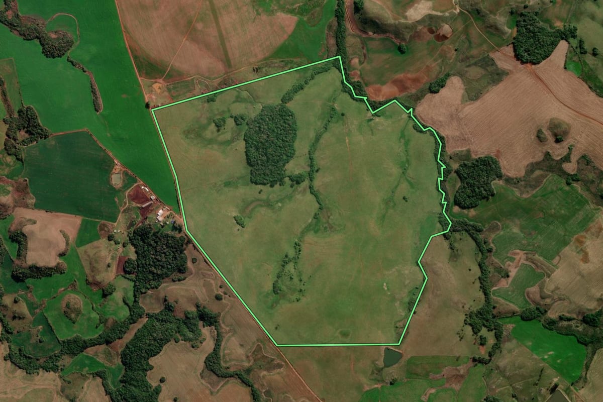 Imagem de satélite do imóvel rural em Soledade (RS), com o contorno declarado no CAR desenhado por cima.