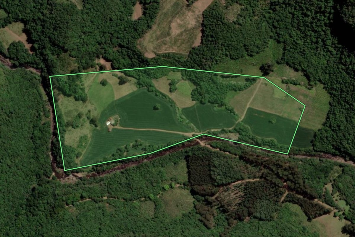 Imagem de satélite do imóvel rural em Soledade (RS), com o contorno declarado no CAR desenhado por cima.
