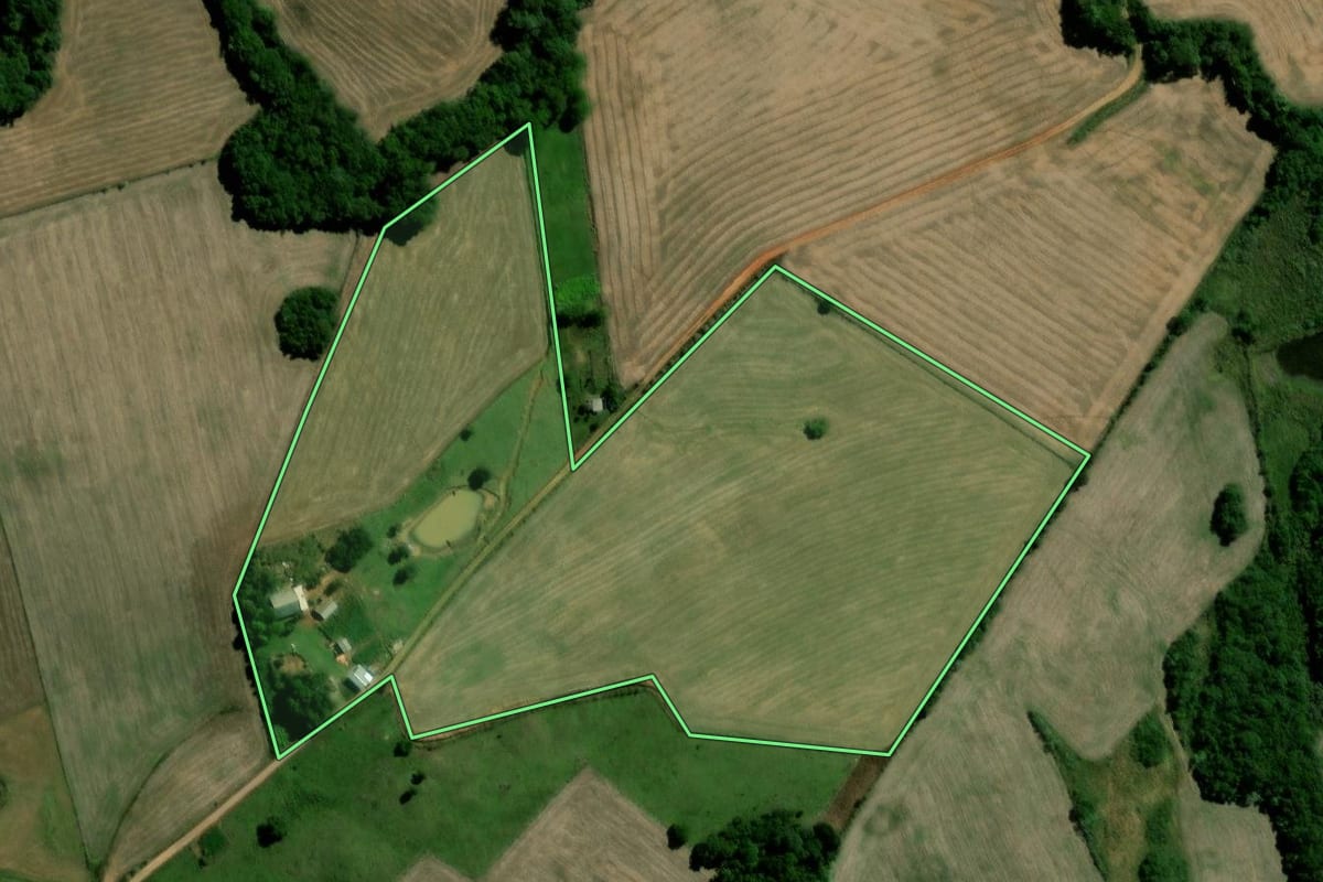 Imagem de satélite do imóvel rural em Soledade (RS), com o contorno declarado no CAR desenhado por cima.