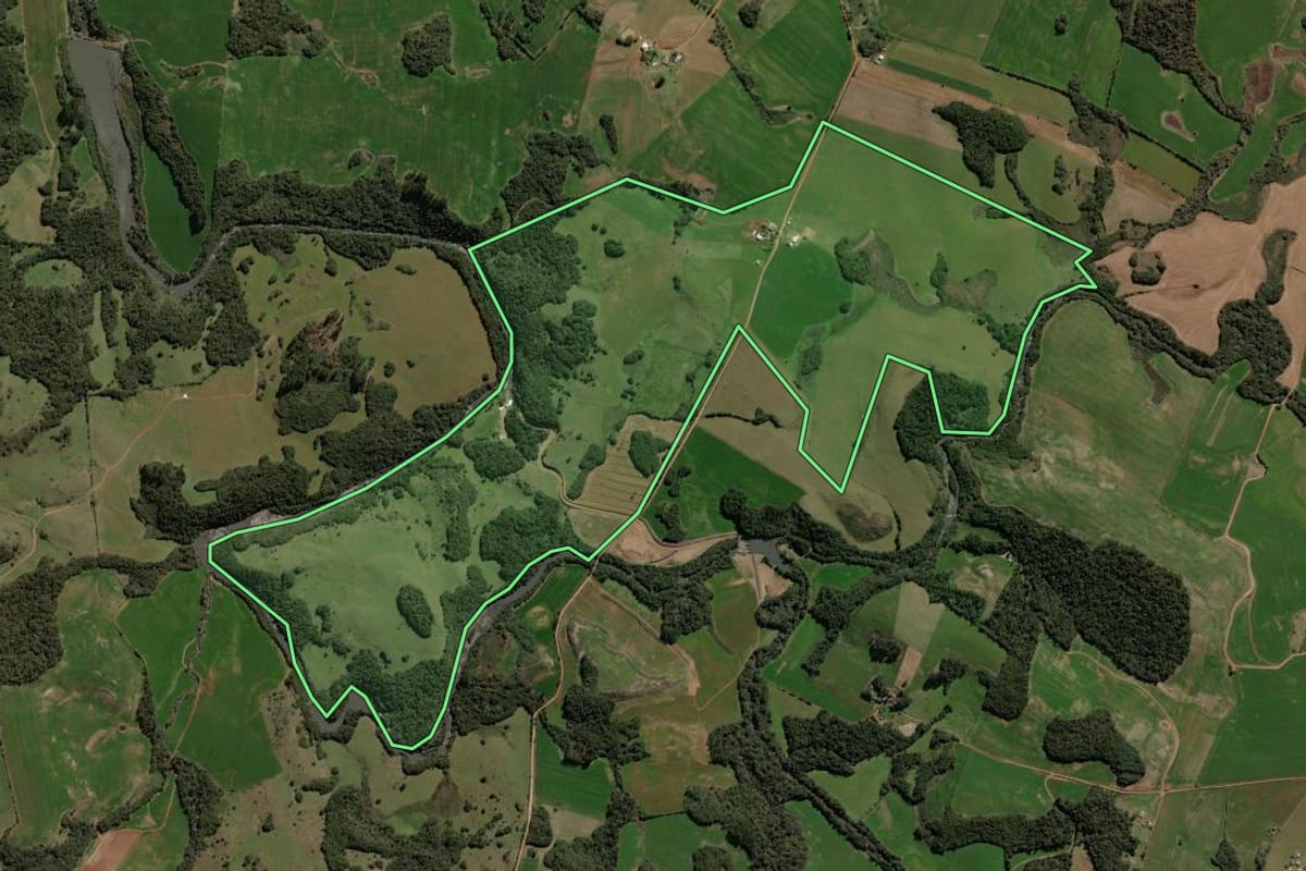 Imagem de satélite do imóvel rural em Soledade (RS), com o contorno declarado no CAR desenhado por cima.