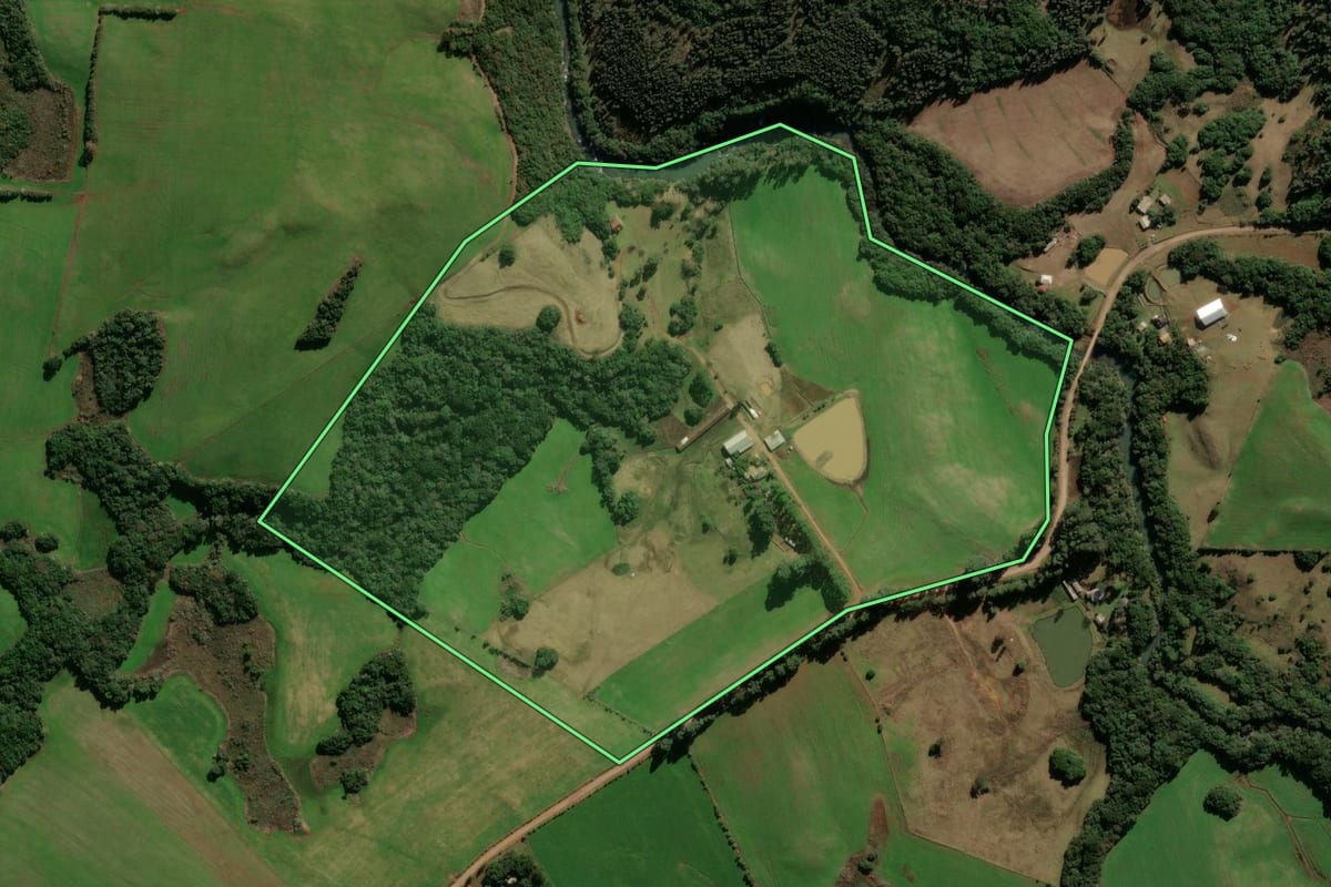 Imagem de satélite do imóvel rural em Soledade (RS), com o contorno declarado no CAR desenhado por cima.