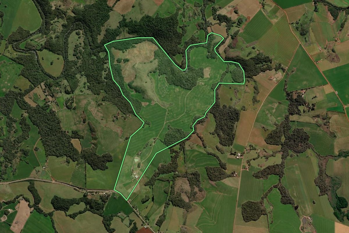 Imagem de satélite do imóvel rural em Soledade (RS), com o contorno declarado no CAR desenhado por cima.