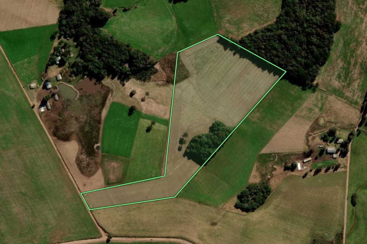 Imagem de satélite do imóvel rural em Soledade (RS), com o contorno declarado no CAR desenhado por cima.
