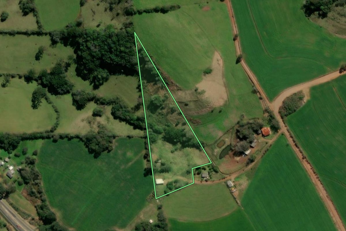 Imagem de satélite do imóvel rural em Soledade (RS), com o contorno declarado no CAR desenhado por cima.