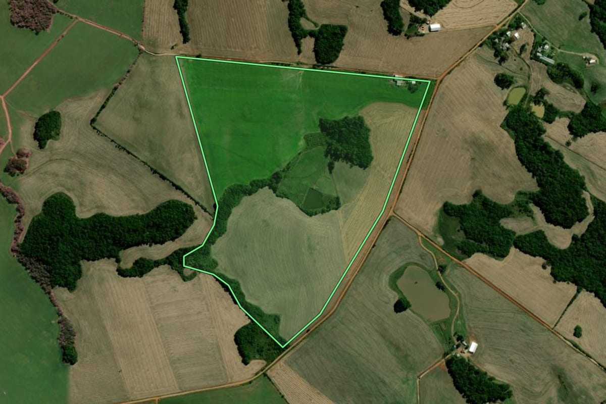 Imagem de satélite do imóvel rural em Soledade (RS), com o contorno declarado no CAR desenhado por cima.