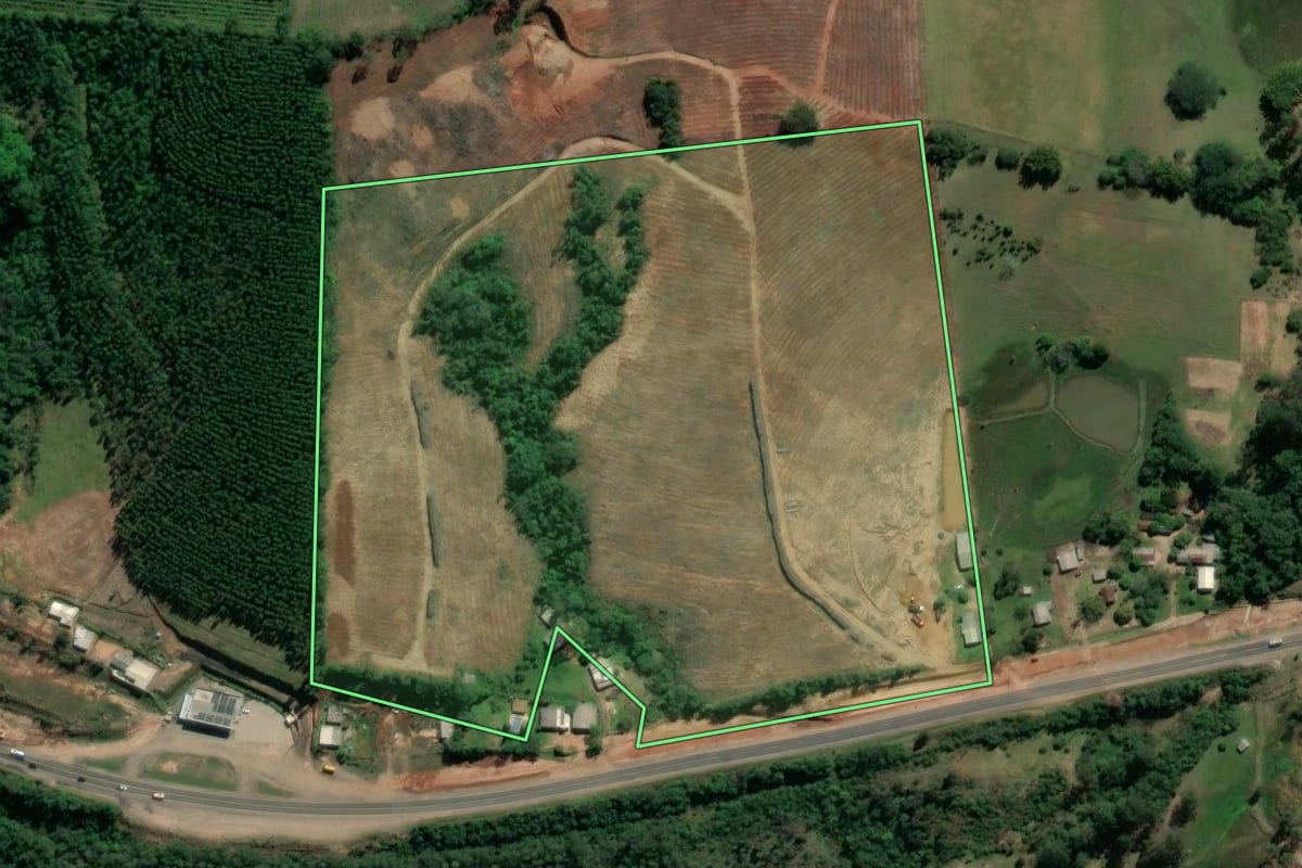 Imagem de satélite do imóvel rural em Tabaí (RS), com o contorno declarado no CAR desenhado por cima.