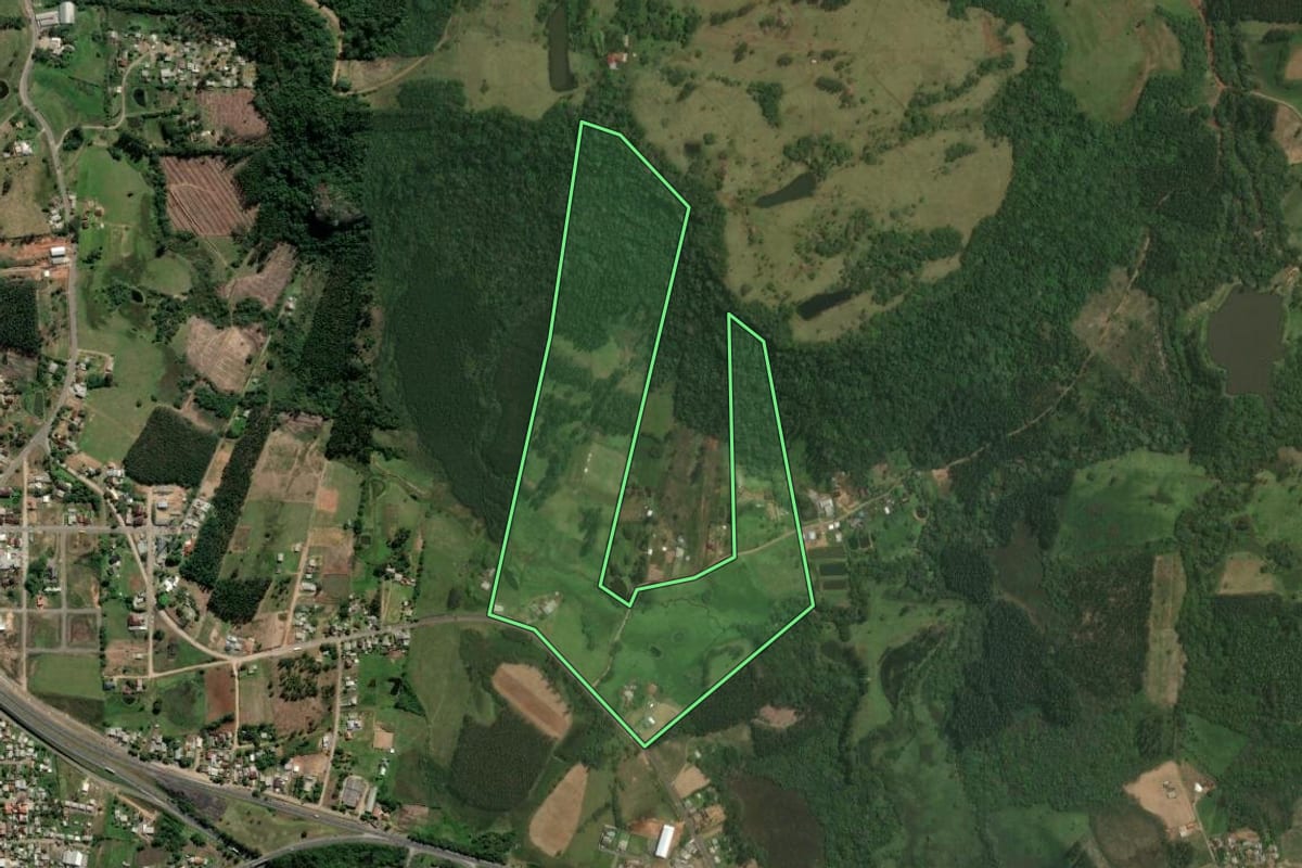 Imagem de satélite do imóvel rural em Tabaí (RS), com o contorno declarado no CAR desenhado por cima.