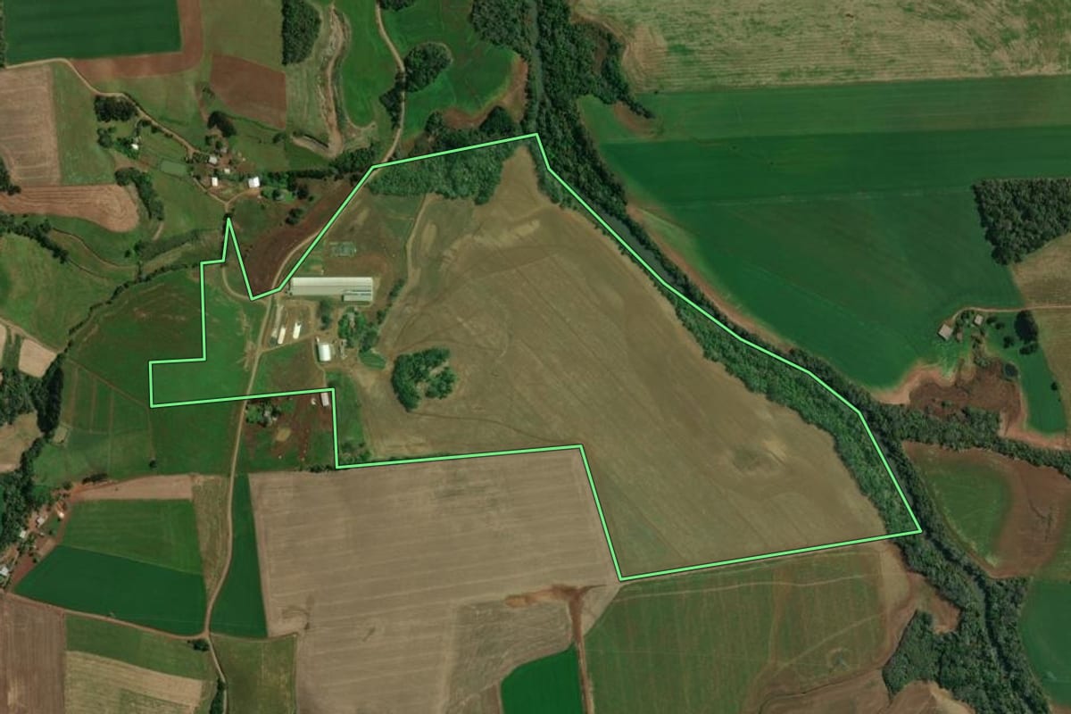 Imagem de satélite do imóvel rural em Tapejara (RS), com o contorno declarado no CAR desenhado por cima.