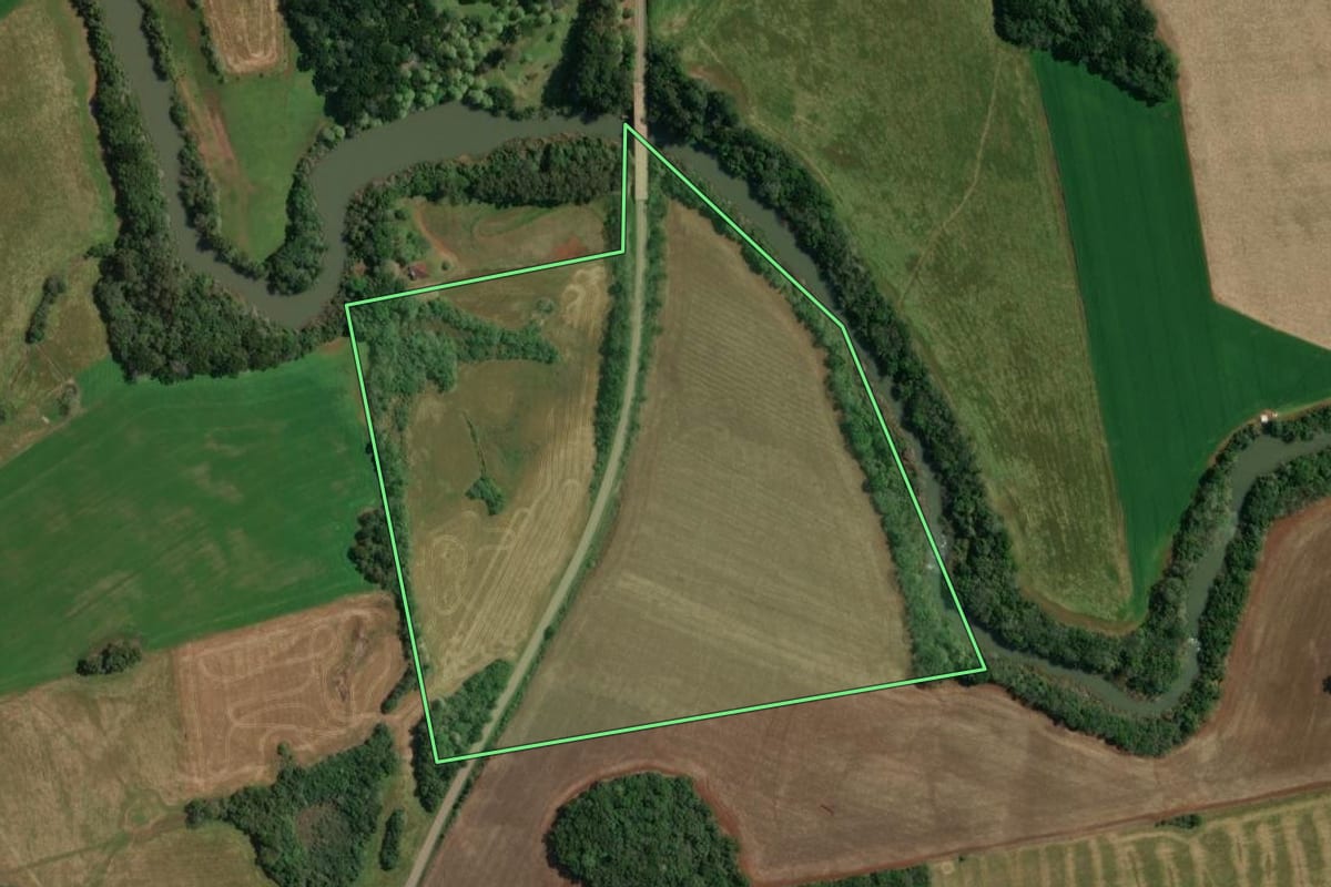 Imagem de satélite do imóvel rural em Tapejara (RS), com o contorno declarado no CAR desenhado por cima.