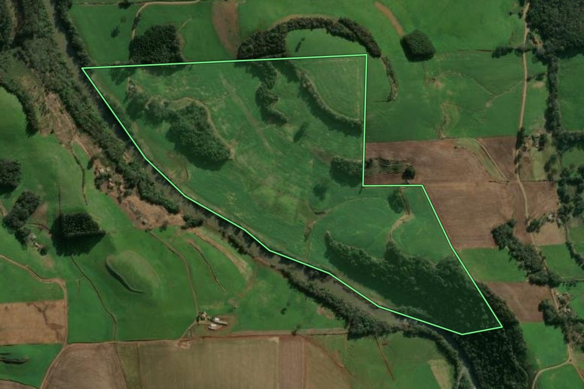Imagem de satélite do imóvel rural em Tapejara (RS), com o contorno declarado no CAR desenhado por cima.