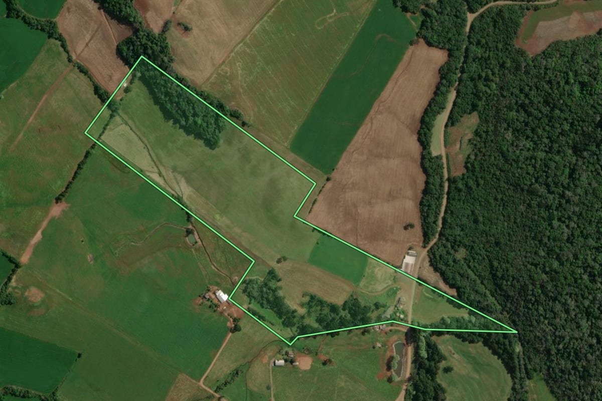 Imagem de satélite do imóvel rural em Tapejara (RS), com o contorno declarado no CAR desenhado por cima.