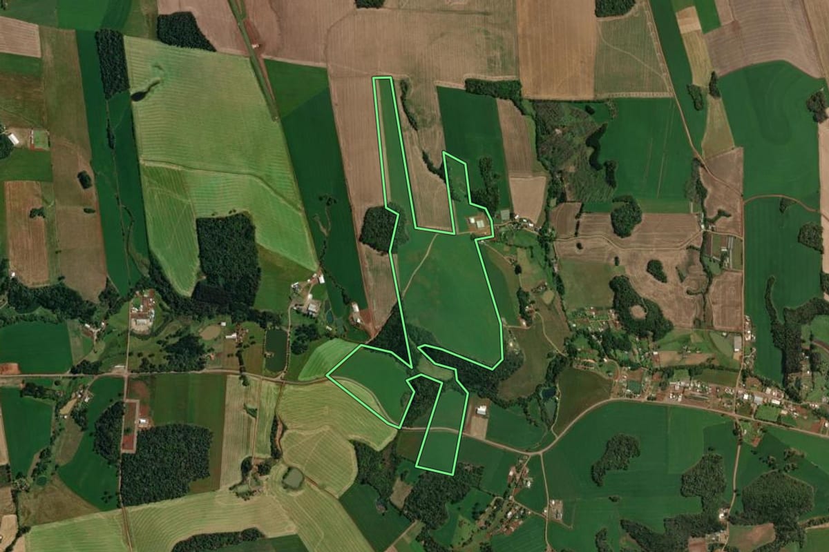 Imagem de satélite do imóvel rural em Tapejara (RS), com o contorno declarado no CAR desenhado por cima.