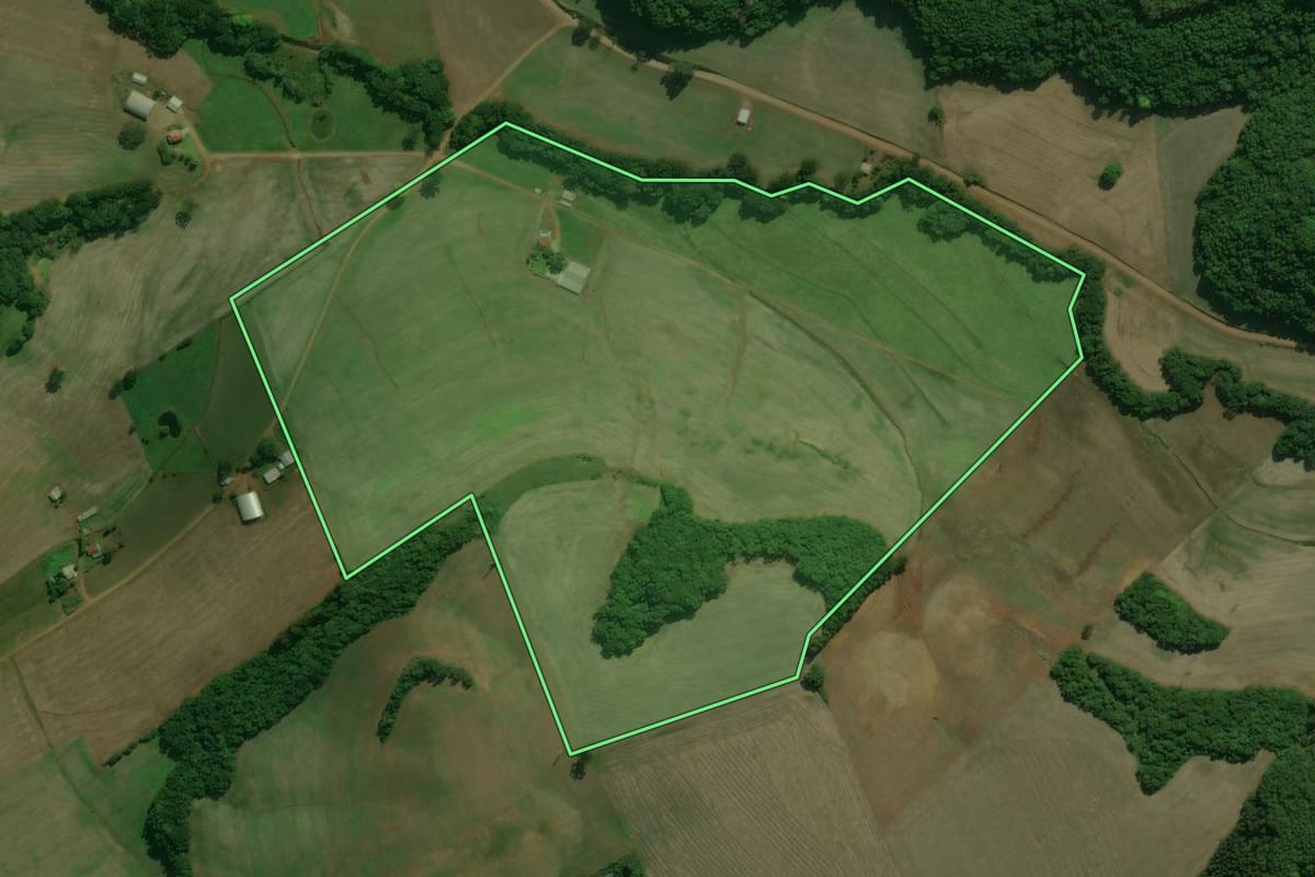 Imagem de satélite do imóvel rural em Tapejara (RS), com o contorno declarado no CAR desenhado por cima.