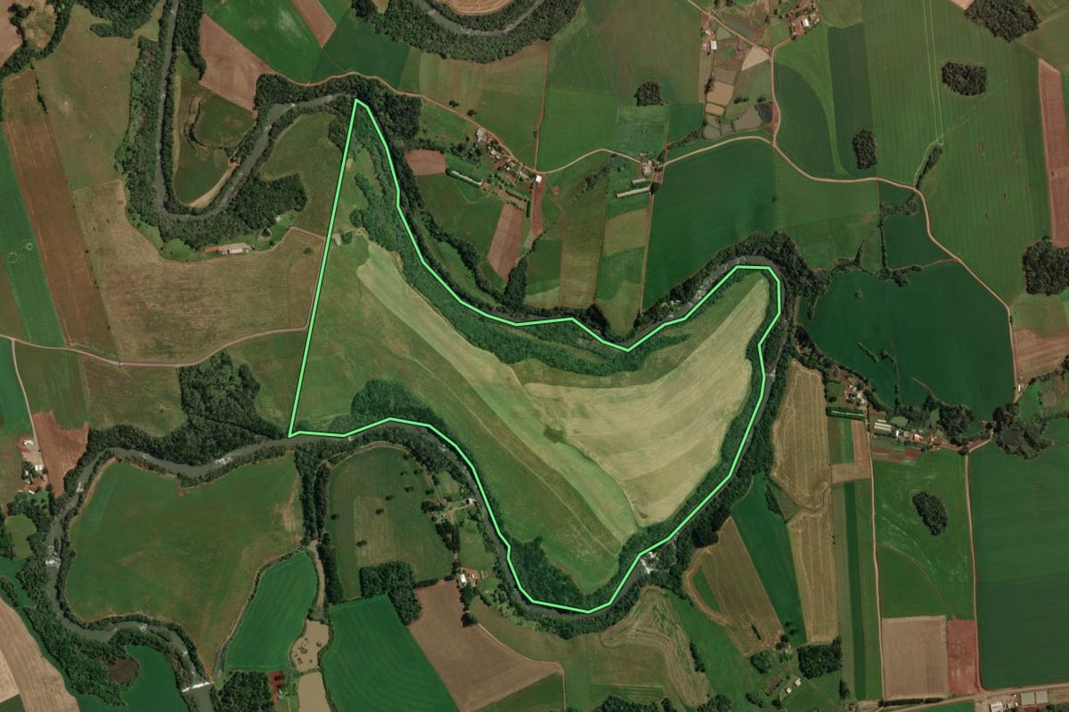 Imagem de satélite do imóvel rural em Tapejara (RS), com o contorno declarado no CAR desenhado por cima.