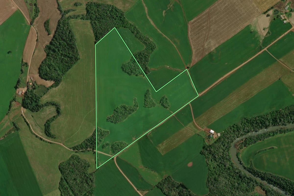 Imagem de satélite do imóvel rural em Tapejara (RS), com o contorno declarado no CAR desenhado por cima.