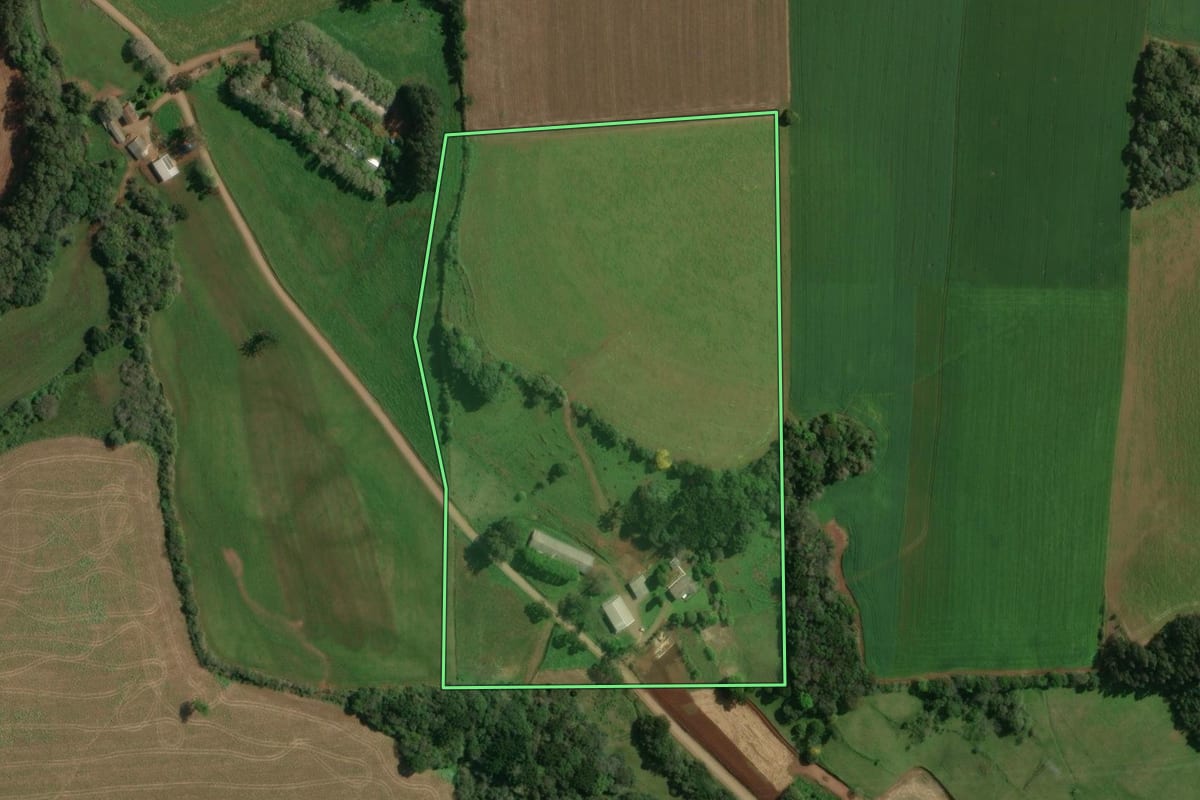 Imagem de satélite do imóvel rural em Tapejara (RS), com o contorno declarado no CAR desenhado por cima.
