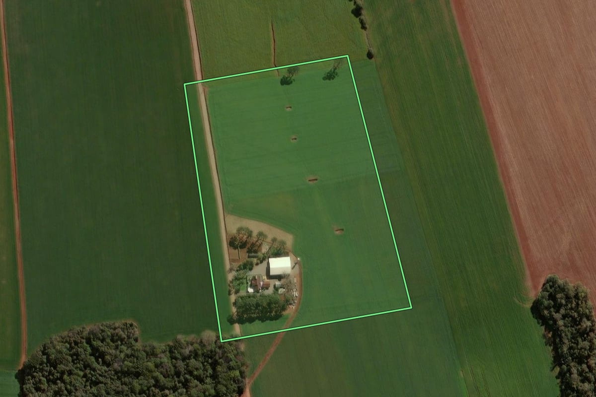 Imagem de satélite do imóvel rural em Tapera (RS), com o contorno declarado no CAR desenhado por cima.