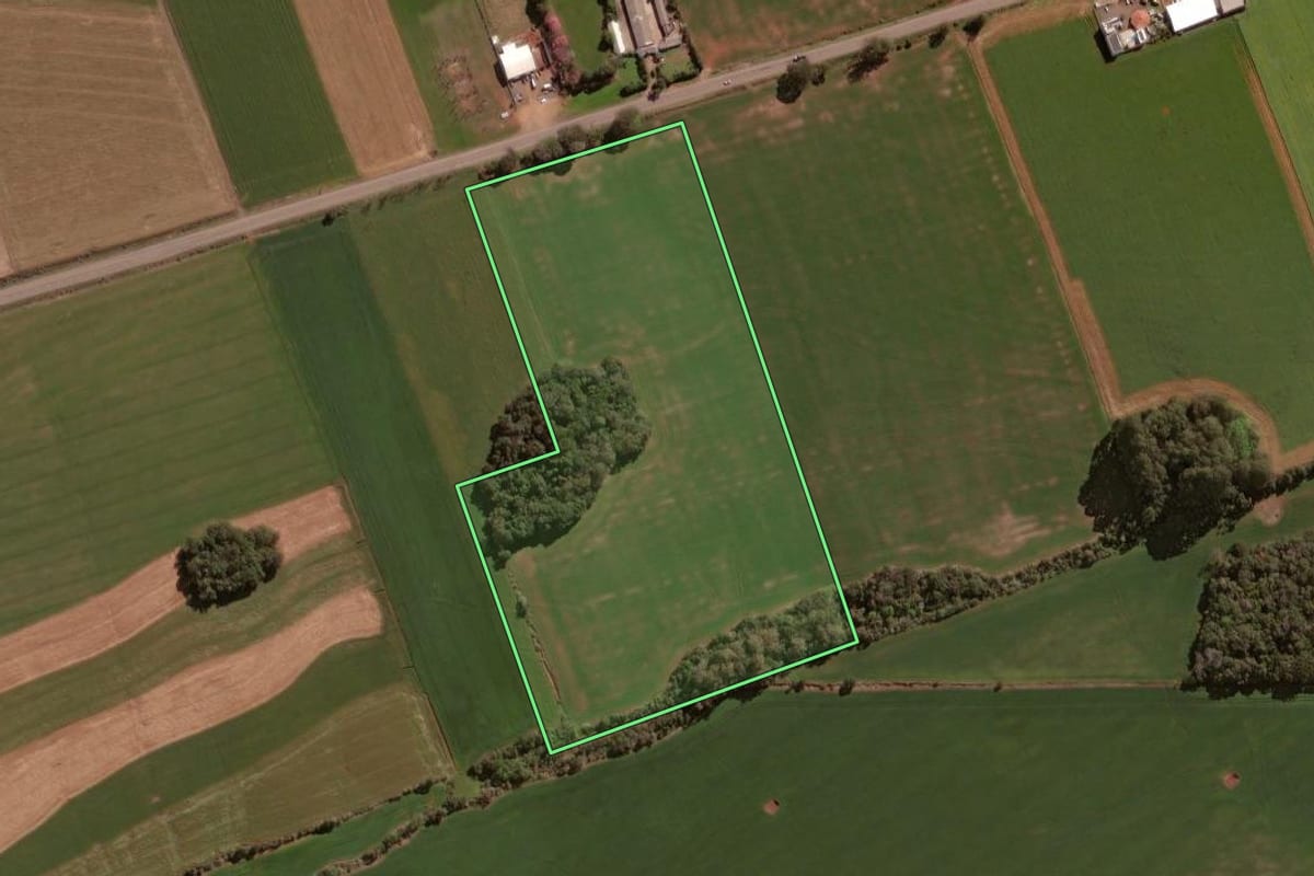Imagem de satélite do imóvel rural em Tapera (RS), com o contorno declarado no CAR desenhado por cima.