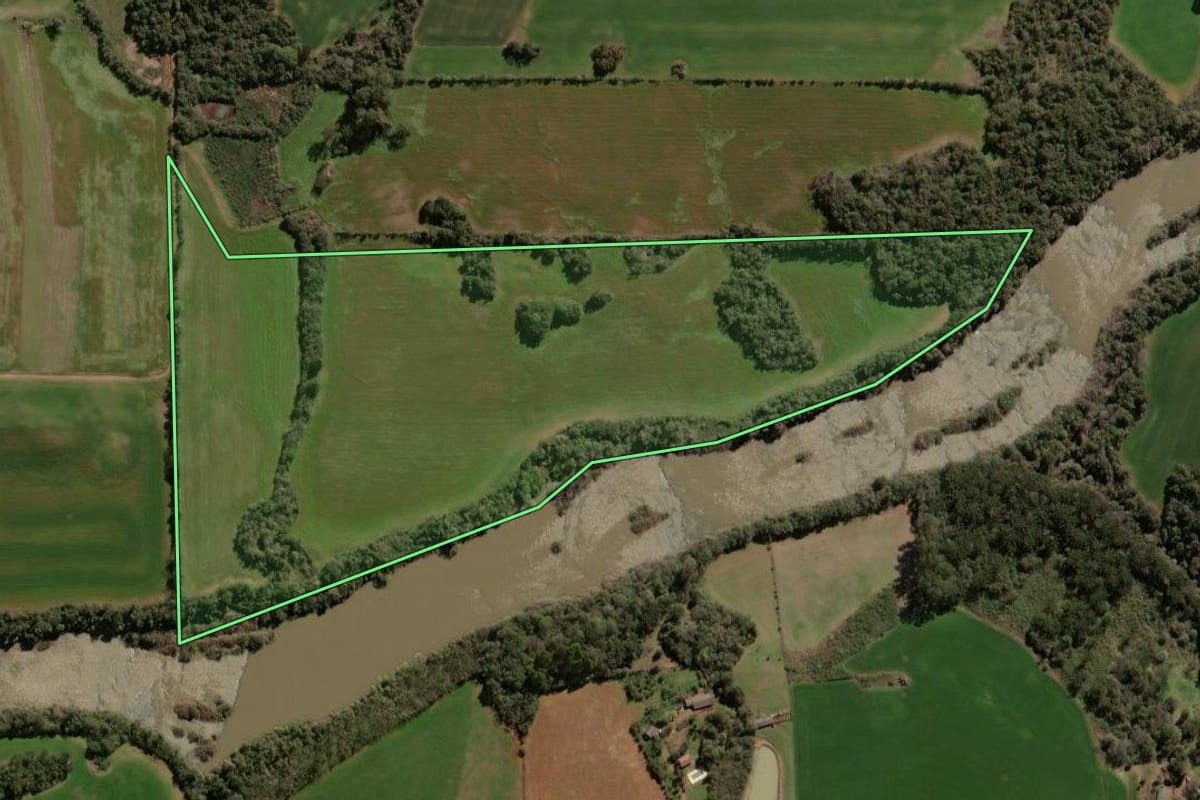 Imagem de satélite do imóvel rural em Tapera (RS), com o contorno declarado no CAR desenhado por cima.