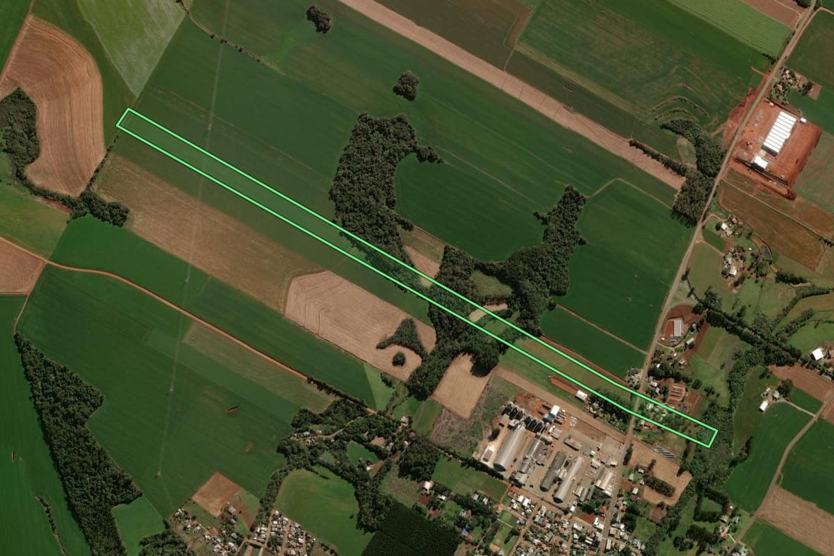 Imagem de satélite do imóvel rural em Tapera (RS), com o contorno declarado no CAR desenhado por cima.
