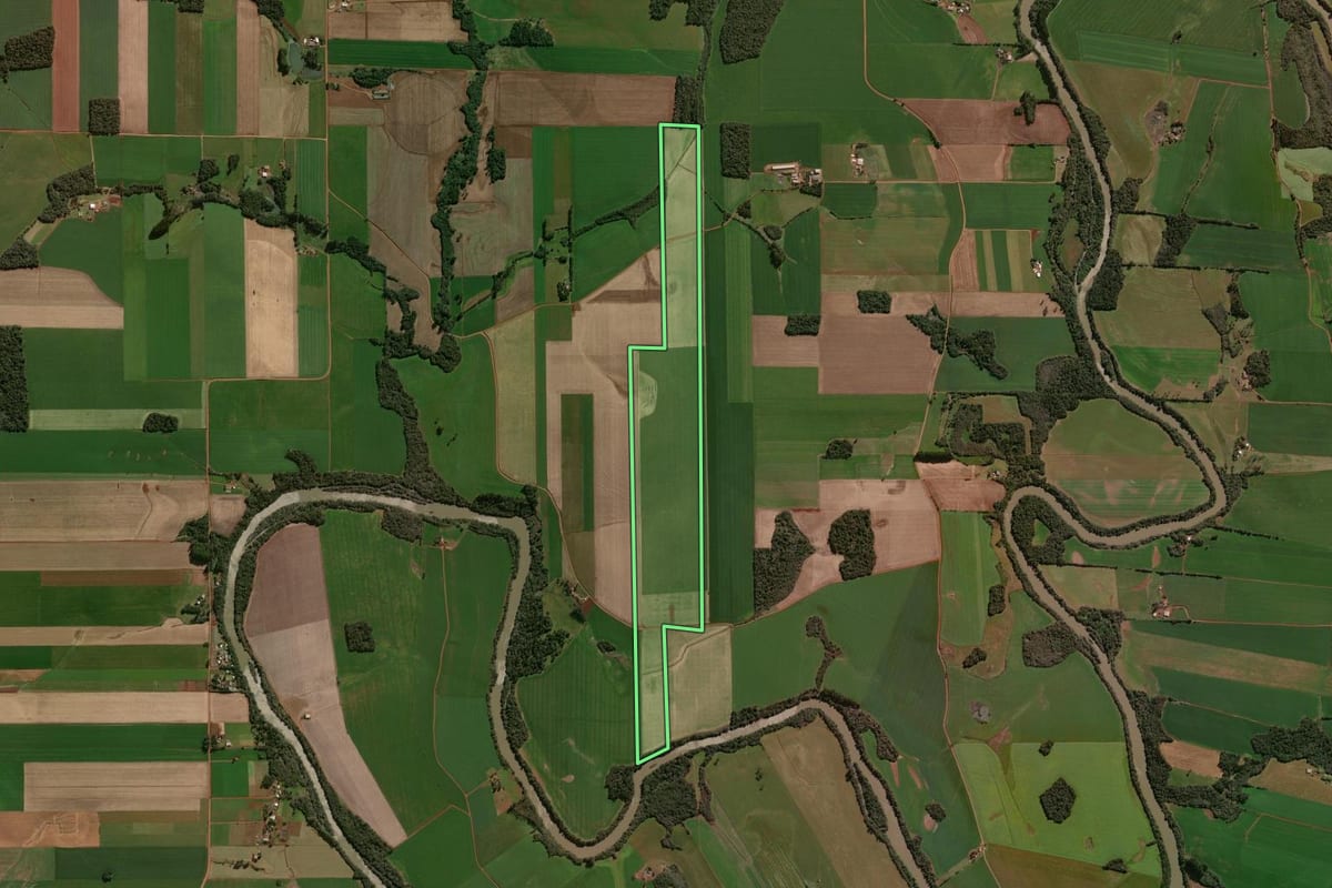 Imagem de satélite do imóvel rural em Tapera (RS), com o contorno declarado no CAR desenhado por cima.