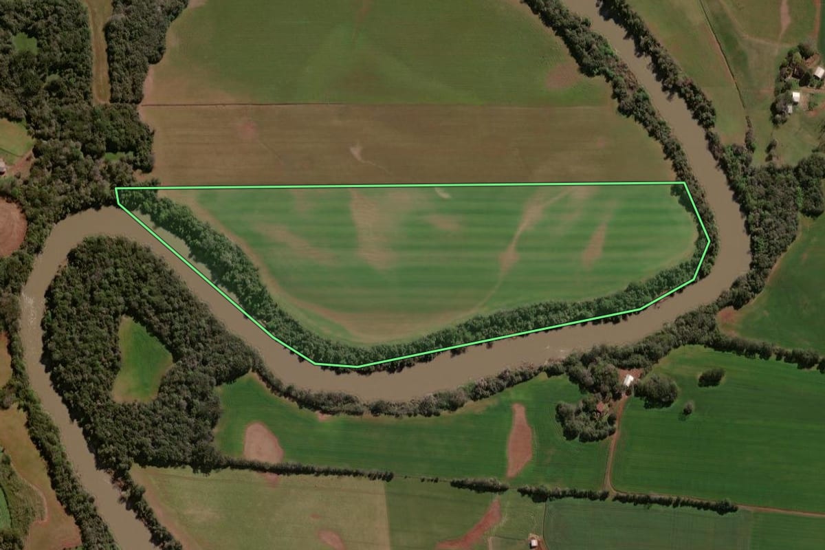 Imagem de satélite do imóvel rural em Tapera (RS), com o contorno declarado no CAR desenhado por cima.